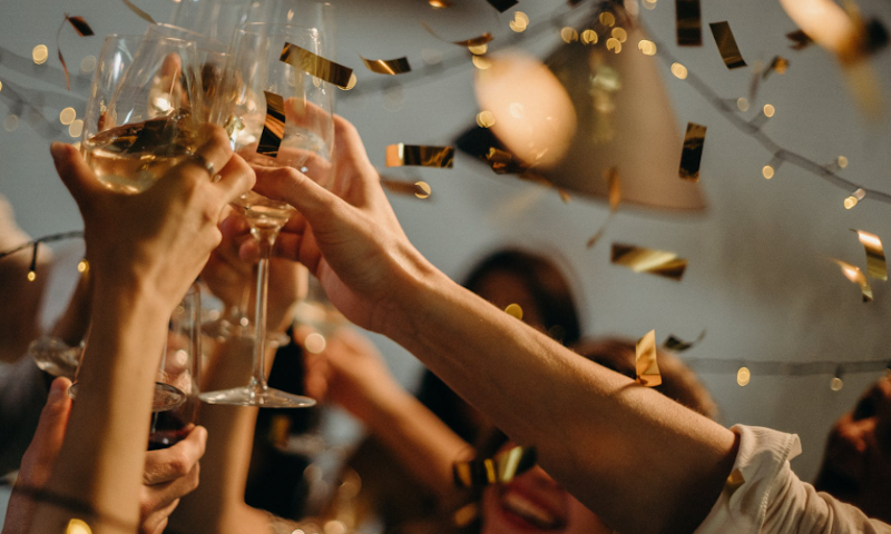 Proosten tijdens een feest met wijn